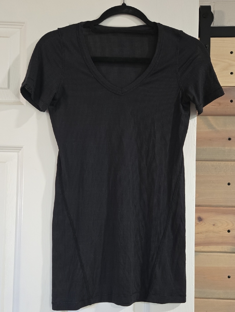 Lululemon Women's Black Ribbed V-Neck Short Sleeve Top Size 6